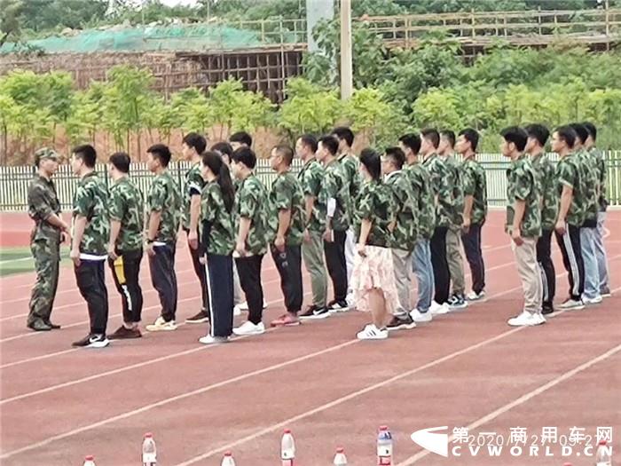 如果说毕业典礼是校园时光的终点站，那么入职日这天便是迈向青春下一段旅程的起跑线。看，中车电动的“后浪们”带着热情与活力，即将入海～