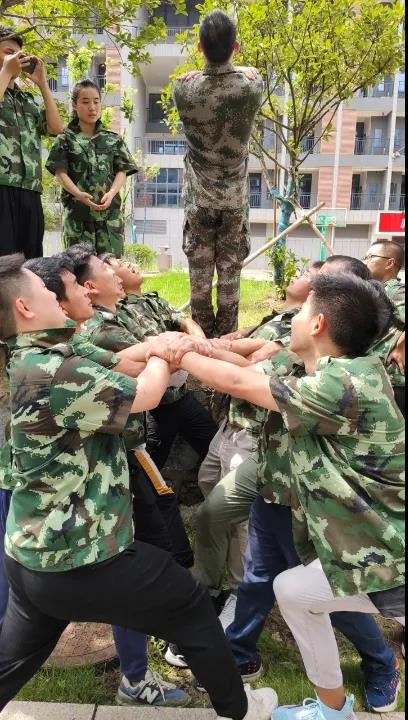 如果说毕业典礼是校园时光的终点站，那么入职日这天便是迈向青春下一段旅程的起跑线。看，中车电动的“后浪们”带着热情与活力，即将入海～