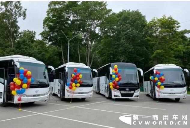 近日，批量苏州金龙海格旅游客车正式交付俄罗斯远东地区。萨哈林州首府南萨哈林斯克，萨哈林州、南萨哈林斯克市两级政府领导，以及苏州金龙俄罗斯经销商代表参加交付仪式