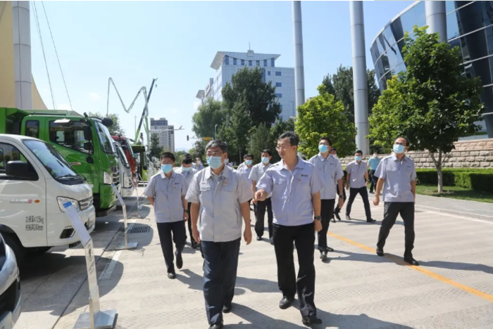 8月13日-14日，北汽集团党委书记、董事长姜德义一行到北汽福田、北京现代调研。北汽集团党委常委、副总经理蒋自力及相关部室负责人一同调研。