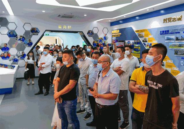 近日，徐工汽车与某知名物流集团开展了以“创新驱动新发展 共建物流新生态”为主题的大型参观交流活动，双方就合作模式进行深入研讨，树立起双方战略合作发展的新里程碑，活动中成功签订750辆徐工漢風载货车订单。