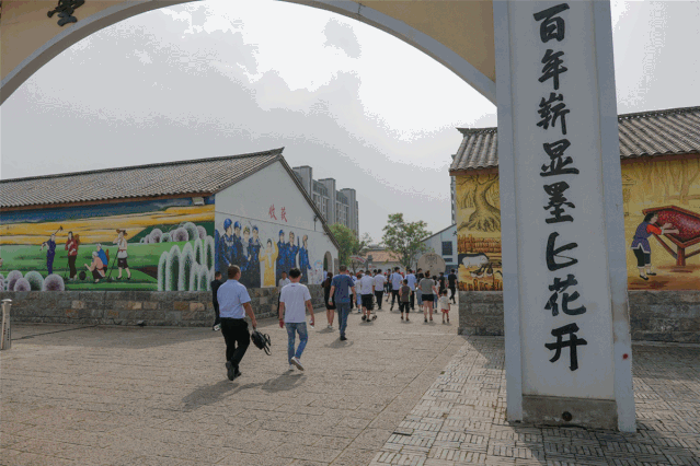 近日，徐工汽车与某知名物流集团开展了以“创新驱动新发展 共建物流新生态”为主题的大型参观交流活动，双方就合作模式进行深入研讨，树立起双方战略合作发展的新里程碑，活动中成功签订750辆徐工漢風载货车订单。