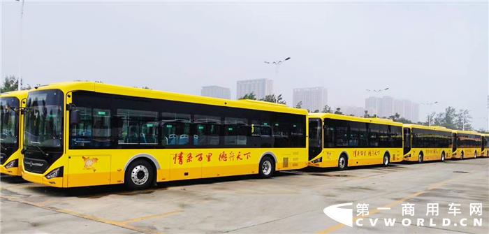 近期，中通批量12米“新N系”纯电动公交陆续交付济宁市场，服务济宁至各县区的城际公交线路，为市民带来更加舒适、环保绿色的出行服务。