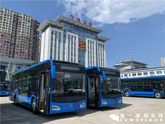 9月1日，在宁德市新能源公交车集中交车活动上，新一批纯电动公交车被集中交付，其中，包含科技含量十足的新能源地铁巴士。作为以新能源为动力，具有低地板、大通道、全平地板等特点的地铁巴士，不但外观颜值高，而且运行平稳无噪声，将为市民带来更友好的出行体验。