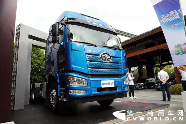 搭载解放动力奥威CA6DM2发动机的解放J6砂石款牵引车.png