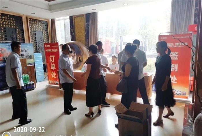 9月22日，中国重汽豪沃石家庄分公司联合邢台万众4S店，举办了一场“中国重汽豪沃钜惠风暴团购会”，各合作伙伴齐聚一堂，到场客户达150余人，宾客满座。