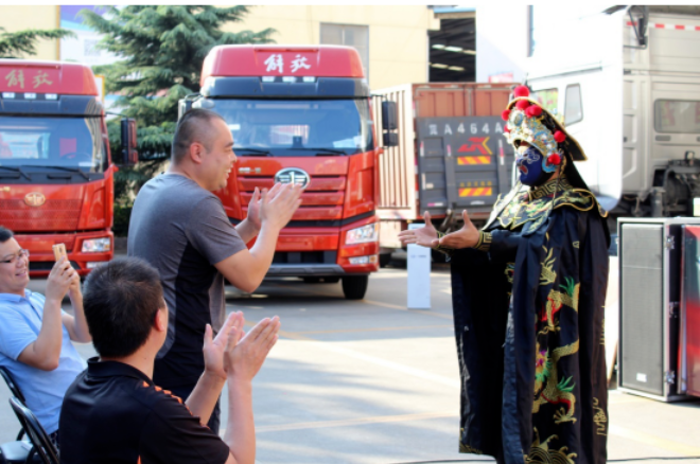 9月，解放大篷车全国巡演挺进山东，J7变身为品牌形象大使领衔展现干线物流车的魅力风采。