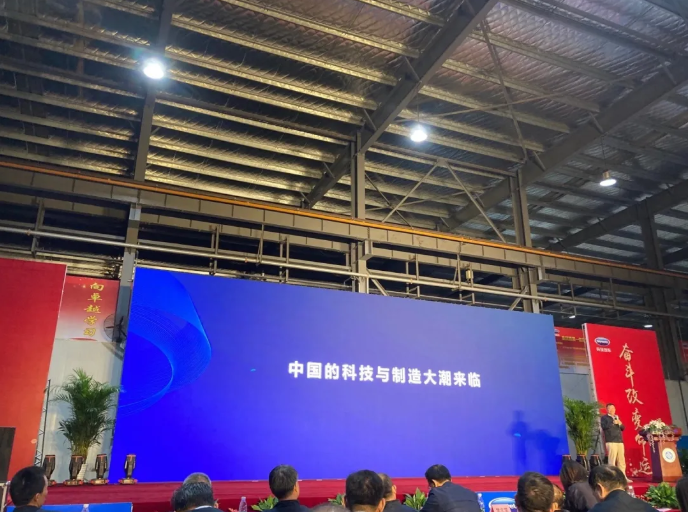 2020年是改革开放40多年来最恶劣的一年，也是在这种危机与压力下，推动了中国“科技制造业大潮”的来临。某种程度上，我们该感谢特朗普对中国的打压。以前，融入世界接受大循环，长期以来形成了“造船不如买船，买船不如租船”的依赖进口局面。如今中国觉醒，下决心发展科技业与制造业！

