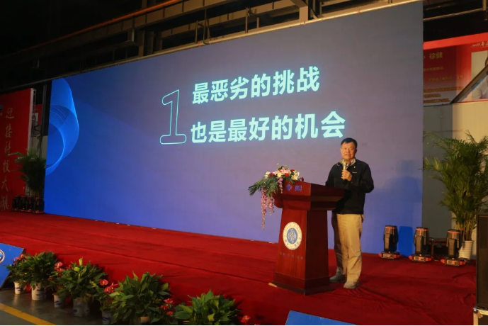 2020年是改革开放40多年来最恶劣的一年，也是在这种危机与压力下，推动了中国“科技制造业大潮”的来临。某种程度上，我们该感谢特朗普对中国的打压。以前，融入世界接受大循环，长期以来形成了“造船不如买船，买船不如租船”的依赖进口局面。如今中国觉醒，下决心发展科技业与制造业！

