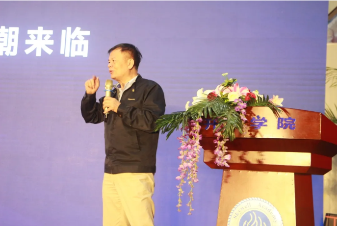 2020年是改革开放40多年来最恶劣的一年，也是在这种危机与压力下，推动了中国“科技制造业大潮”的来临。某种程度上，我们该感谢特朗普对中国的打压。以前，融入世界接受大循环，长期以来形成了“造船不如买船，买船不如租船”的依赖进口局面。如今中国觉醒，下决心发展科技业与制造业！

