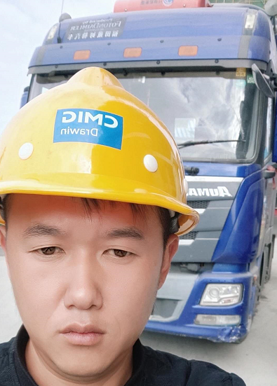 “生活哪有容易的，任何事都不好做。但不管是干什么，只要鼓起精神去做，就没有做不成的事！”这个对生活充满干劲的人叫薛现义，是一名来自江苏的卡车司机。近16年的货运生涯没有压垮他坚实的脊梁，反而让他充满希望。“我现在开的这个欧曼GTL已经运行了一百万公里以上，现在车况特别好，未来我准备再入手一款欧曼自动挡的EST重卡，继续闯荡几年。”