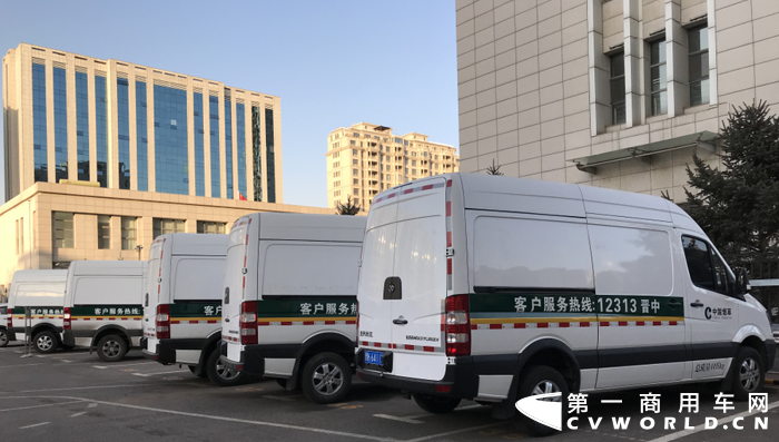 2018年国务院《打赢蓝天保卫战三年行动计划》要求公共服务轻型物流配送车辆使用新能源或清洁能源汽车，再随着近三年部分城市限行政策的出台，新能源欧系轻客越来越多地投入城配运营市场。除了对更大空间、更高承载的需求，对电池安全性的需求也成为车辆性能要素，促使城配轻客搭载电池类型也从占据大半壁江山的三元锂电池逐步转向磷酸铁锂电池。