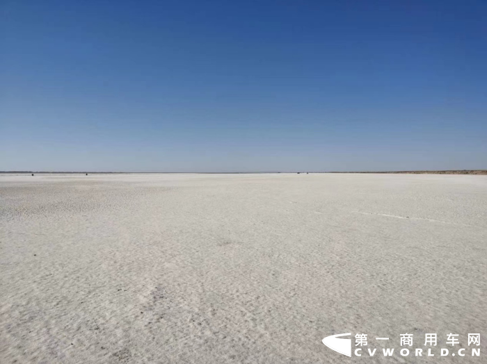 在青海海西蒙古族藏族自治州，有着这样一条公路，它被雅丹地貌所环绕，戈壁、荒漠、雪山、盐湖，构建出独特而又迷人的神秘画卷。同时，它也贯穿了我国最大的无人区，500多公里的地域中，荒凉寂静，鲜有人烟，被称为中国版的“66号公路”。
