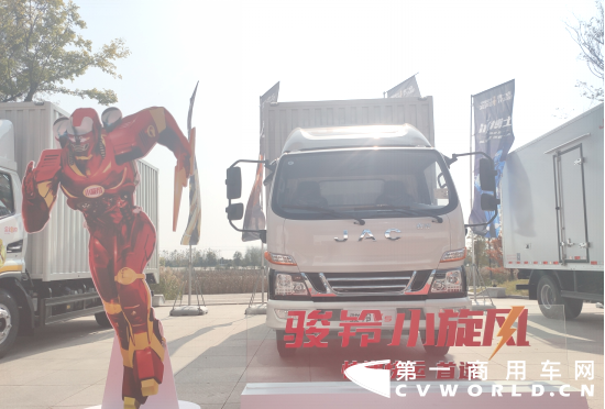双十一狂欢节已经到来，各大物流企业都在积极“备战”，迎接即将铺天盖地而来的包裹。快递快运市场持续火爆，为保障快递快运物流运输高峰，江淮骏铃携快递快运细分市场“小旋风”系列重点车型，结合“开心购”与快递终端市场走访等活动，全面助力市场备战电商节。