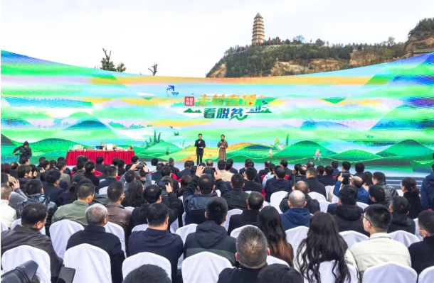 11月1日，中央广播电视总台财经节目中心主办的大型融媒体行动《走村直播看脱贫》在革命圣地延安圆满收官，由两辆徐工重卡融媒体制播车担纲的南北两路直播团队胜利会师。来自全国的300名脱贫致富能手云集延安宝塔广场，交流致富经验，共襄脱贫盛举。