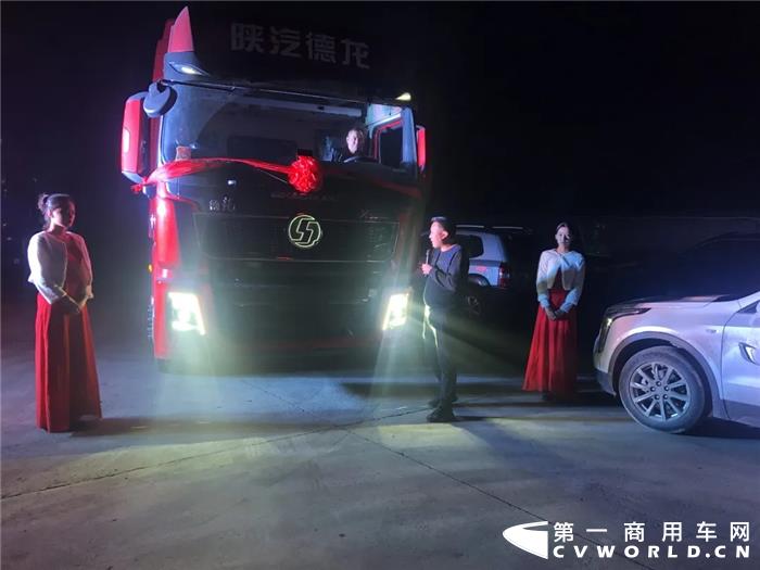 昨日，德龙X5000最HIGH红人秀暨2020年全价值体验之旅在河南许昌举行。陕重汽销售公司郑州办事处工作人员、许昌区域经销商、物流公司客户共计120人参加了本次活动。