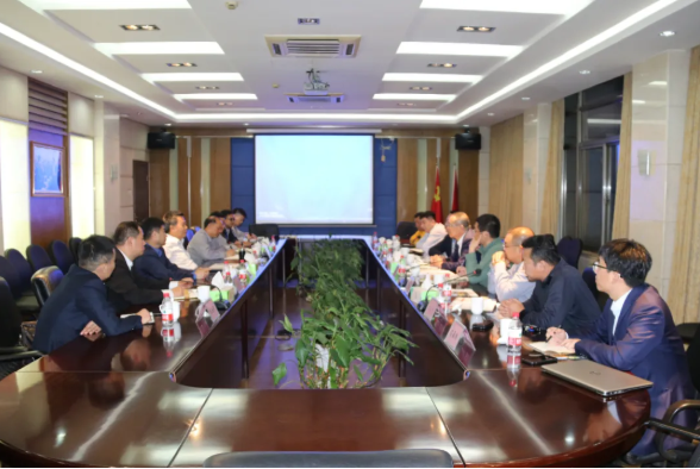 11月18日，山东烟台客户代表一行来到汉马科技集团参观交流，集团党委书记、总经理刘汉如，副总经理葛晓生等热情接待并进行座谈交流。