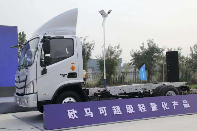 随着环保时代排放要求的不断提高，货运行业排放升级属于必然趋势，每一次排放法规的升级，都意味着物流运输装备的迭代。自2020年7月1日起，全国大部分地区开始实行国六排放标准，货运行业对于场景化、定制化需求也更为迫切，对车企研发实力、制造水平也提出更高要求。欧马可超级卡车紧跟时代步伐，率先发布全新国六产品，始终以变革者的姿态，全力践行引领行业发展的使命。凭借在技术引领和环保引领方面，优势的战略资源和前瞻性的技术储备，将更具产品技术力、更符合用户需求。更丰富的产品组合、更贴心的服务保障，更全面的价值升级提供给所有的欧马可用户。以更成熟的国六产品解决方案，实现8大迭代升级，重塑货运价值高地。