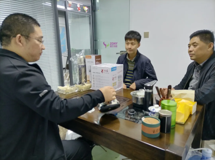 近日，【财富行动】德龙X5000最HIGH红人秀暨2020年全价值体验之旅在河南平顶山举行。陕重汽销售公司郑州办事处工作人员、平顶山区域经销商、物流公司客户共计120人参加了本次活动。