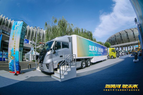 要说到中国的重型卡车，“黄河”绝对是能占有一席之地的名字，甚至可以说是一个响当当的名号。所以，当听说黄河重卡重启并给大家带来一款新车型的时候，我们除了期盼之外，还带着一种情怀。事实证明，这款全新黄河X7不仅有情怀，还有未来。