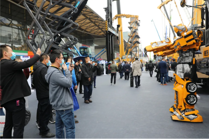 璀璨浦江，群雄闪耀。Bauma CHINA 2020，给了疫情之下的全球经济一剂强心针，是徐工高质量发展成果的集中展示，更是体现中国智造、中国人智慧的高光时刻。