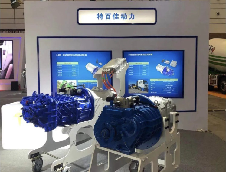 11月27日，由山东省汽车行业协会主办的第十三届山东国际汽车工业博览会&中国（济南）国际电动汽车充换电基础设施及锂电池设备技术展览会（以下简称博览会）在山东国际会展中心开幕。山东省工业信息化厅副厅长靖士宽、济南市工业和信息化局副局长杨福涛等领导致辞并共同开启第十三届山东国际汽车工业博览会。
