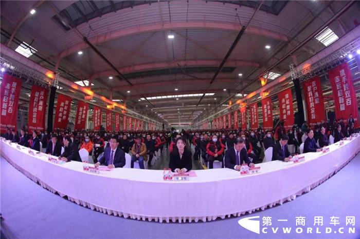 11月30日上午，陕西汉德车桥有限公司召开以“携手跨双百 志远启新篇”为主题的2020年第100万根桥总成下线仪式。