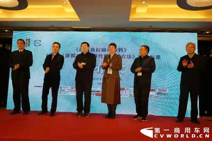 2020年12月1日下午，中国涂料工业协会携承办方北京涂博国际展览有限公司在北京召开了新闻发布会，官宣了明年涂料展会的近况。