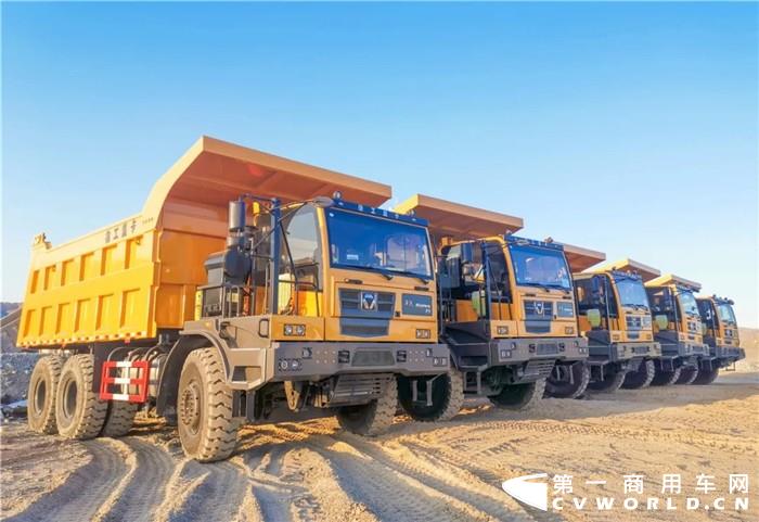 Bauma CHINA 2020已圆满结束，徐工重卡携6款重磅级新品荣耀登场，引起国内外客户广泛关注，线下线上洽谈客商络绎不绝。徐工XG105工程运输车作为中国目前最大吨位的汽车底盘工程运输车，从宝马展赞誉喜归后即收获新疆千万大订单。12月1日，首批徐工XG105已批量交付新疆客户。