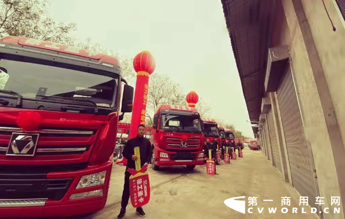 近日，徐工重卡在陕西西安举行汉风牵引车交车仪式及新车订购会。现场批量交付近50台汉风G7 ULT 460马力天然气牵引车和G9 550马力牵引车，并且签订2021年协议订单。徐工重卡陕西当地经销商、陕西物流界知名代表以及徐工新老客户近300人参加活动。