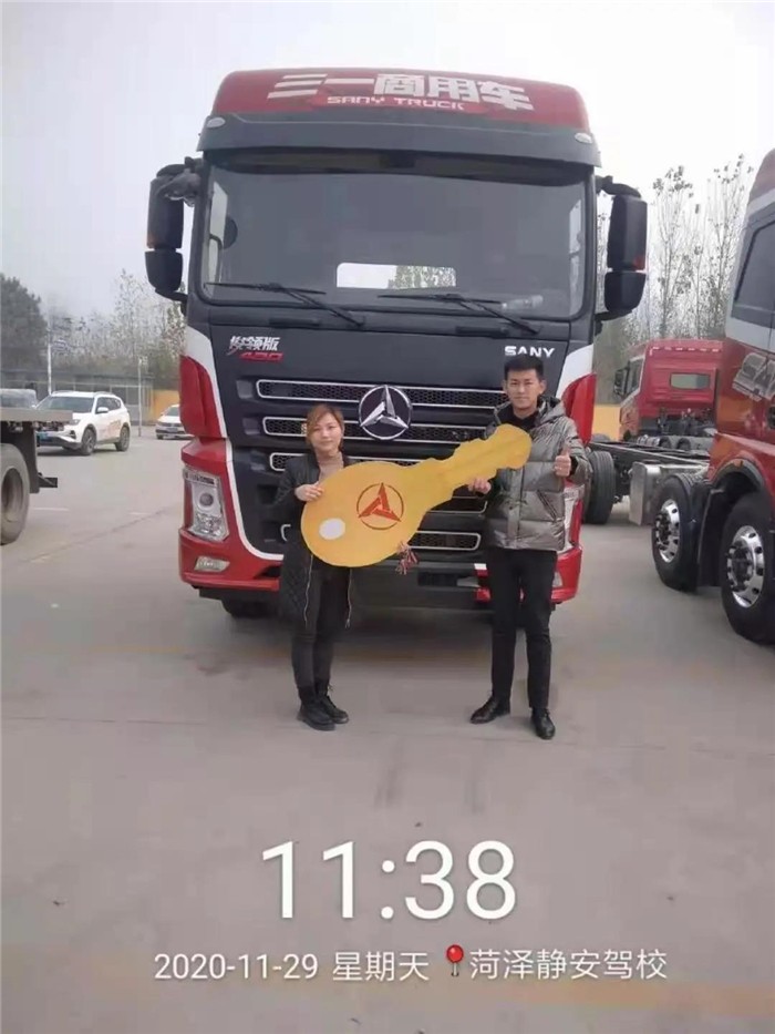 转眼2020年即将接近尾声，进入了一年度一度的运输旺季，许多卡友也纷纷紧抓年底优惠购车的机会，增购或者换新车。而三一重卡更是卖得异常火爆，不仅前来三一重卡长沙超级工厂提车的卡友络绎不绝，全国各地三一重卡的交车活动也进行地如火如荼，一辆辆崭新的重卡交到卡友手里，接下来一起看看交车盛况！