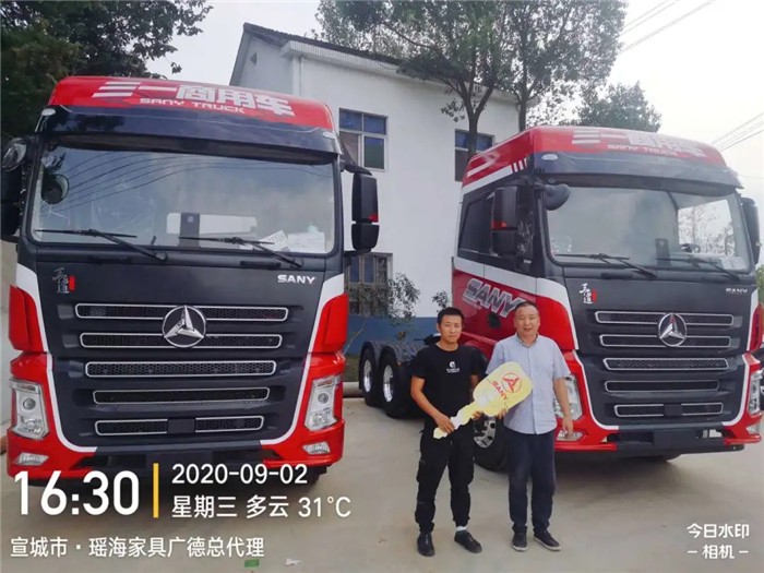 转眼2020年即将接近尾声，进入了一年度一度的运输旺季，许多卡友也纷纷紧抓年底优惠购车的机会，增购或者换新车。而三一重卡更是卖得异常火爆，不仅前来三一重卡长沙超级工厂提车的卡友络绎不绝，全国各地三一重卡的交车活动也进行地如火如荼，一辆辆崭新的重卡交到卡友手里，接下来一起看看交车盛况！