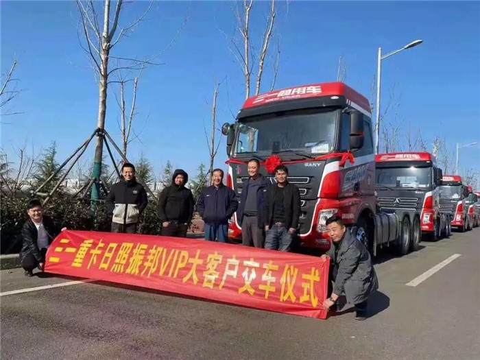 转眼2020年即将接近尾声，进入了一年度一度的运输旺季，许多卡友也纷纷紧抓年底优惠购车的机会，增购或者换新车。而三一重卡更是卖得异常火爆，不仅前来三一重卡长沙超级工厂提车的卡友络绎不绝，全国各地三一重卡的交车活动也进行地如火如荼，一辆辆崭新的重卡交到卡友手里，接下来一起看看交车盛况！