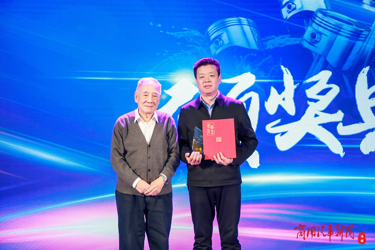 12月17日，“致敬•十年 第十届我信赖的商用车动力评选”（以下简称“动力评选”）颁奖典礼在北京举行。
