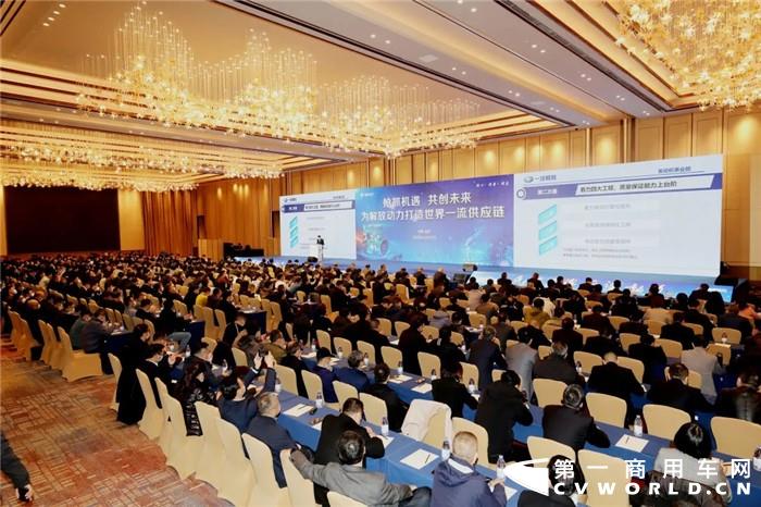12月17日，一汽解放发动机事业部携手280家供应商在福建泉州召开2021年采购工作学习交流会议。泉州，是海上丝绸之路的起点，选择在此召开会议，共同展望解放动力供应链命运共同体，表达了解放动力与合作伙伴在新的时期同心同行、共创共赢的美好愿望和坚定决心。
