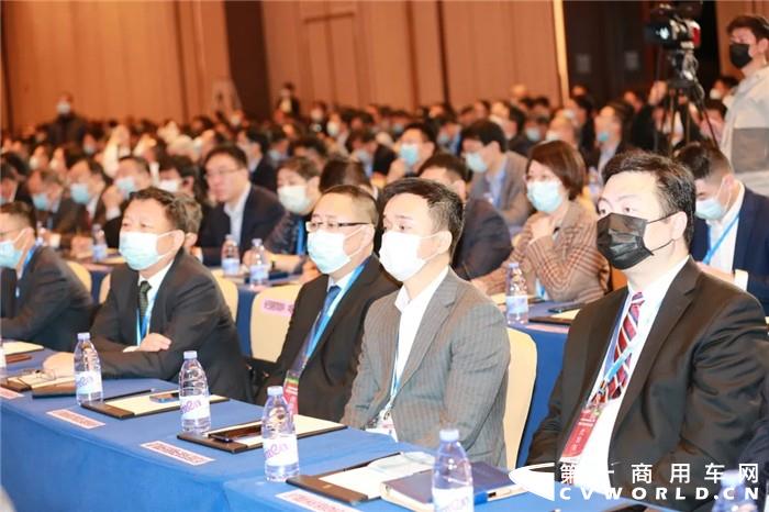 12月17日，一汽解放发动机事业部携手280家供应商在福建泉州召开2021年采购工作学习交流会议。泉州，是海上丝绸之路的起点，选择在此召开会议，共同展望解放动力供应链命运共同体，表达了解放动力与合作伙伴在新的时期同心同行、共创共赢的美好愿望和坚定决心。