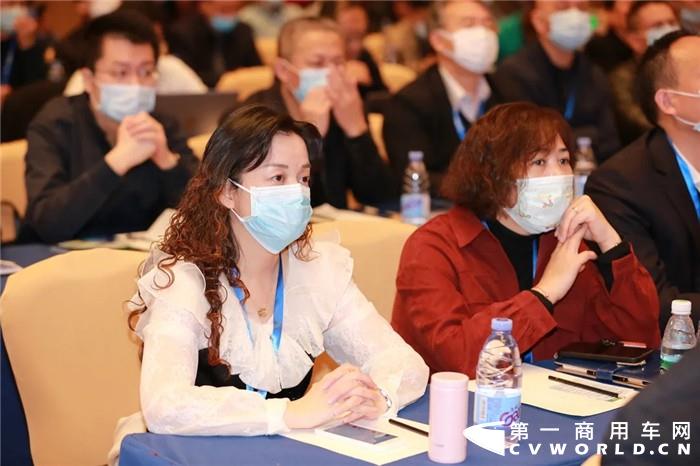 12月17日，一汽解放发动机事业部携手280家供应商在福建泉州召开2021年采购工作学习交流会议。泉州，是海上丝绸之路的起点，选择在此召开会议，共同展望解放动力供应链命运共同体，表达了解放动力与合作伙伴在新的时期同心同行、共创共赢的美好愿望和坚定决心。