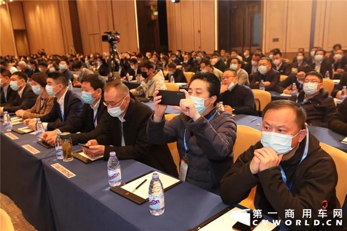 12月17日，一汽解放发动机事业部携手280家供应商在福建泉州召开2021年采购工作学习交流会议。泉州，是海上丝绸之路的起点，选择在此召开会议，共同展望解放动力供应链命运共同体，表达了解放动力与合作伙伴在新的时期同心同行、共创共赢的美好愿望和坚定决心。