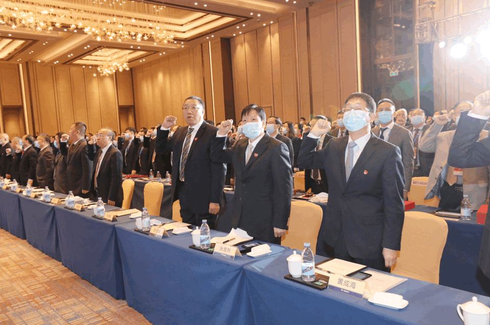 12月17日，一汽解放发动机事业部携手280家供应商在福建泉州召开2021年采购工作学习交流会议。泉州，是海上丝绸之路的起点，选择在此召开会议，共同展望解放动力供应链命运共同体，表达了解放动力与合作伙伴在新的时期同心同行、共创共赢的美好愿望和坚定决心。