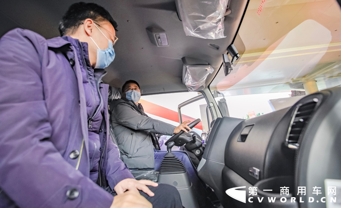 刚刚拿下“2020年度第一高端轻卡”桂冠之后，东风凯普特星云又在第二届中国国际商用车高原巅峰挑战赛上以出色的赛场表现，勇夺“巅峰挑战舒适冠军”。逆势之下，战略新品出道即巅峰，实属不易！