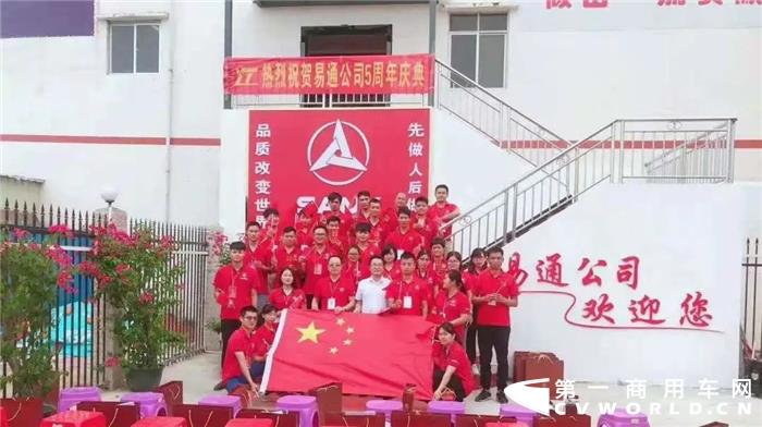 在广西钦州有这样一家服务站，售后好评高达100分，只要去过的卡友都是乐呵呵的，这家服务站究竟有什么样的魅力让卡友们给出如此好评呢？现在我们就采访到了钦州易通物流有限公司的总经理胡仲荣和广西钦州永利汽车维修服务有限公司服务站站长吴汉奇，来听听他们是如何做到的。