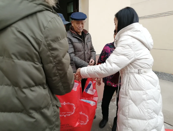 12月23日，陕汽重卡浙江区域2021营销启动大会暨浙江区域2020年表彰大会在宁波隆重召开。