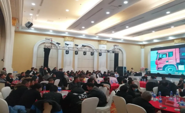近日，陕汽德龙X5000最high红人秀湖南区域晋级赛暨湖南区域X5000超值版上市发布会在长沙隆重举行。陕重汽销售公司湖南区域总经理贾玮光、潍柴动力湖南办事处主任于飞、汉德车桥湖南办事处主任刘森林、法士特湖南办事处服务经理赵耀及湖南区域经销商代表和将近100余名卡友们参加了此次活动。