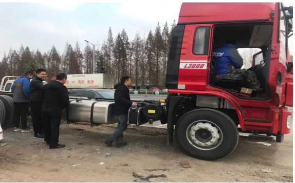 近日，陕汽德龙X5000最high红人秀湖南区域晋级赛暨湖南区域X5000超值版上市发布会在长沙隆重举行。陕重汽销售公司湖南区域总经理贾玮光、潍柴动力湖南办事处主任于飞、汉德车桥湖南办事处主任刘森林、法士特湖南办事处服务经理赵耀及湖南区域经销商代表和将近100余名卡友们参加了此次活动。