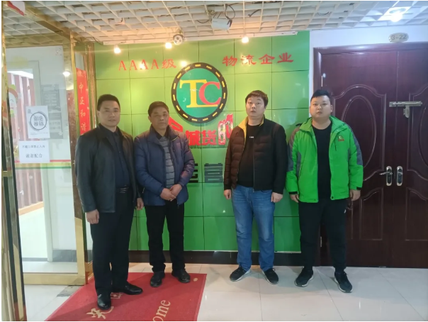 近日，陕汽德龙X5000最high红人秀湖南区域晋级赛暨湖南区域X5000超值版上市发布会在长沙隆重举行。陕重汽销售公司湖南区域总经理贾玮光、潍柴动力湖南办事处主任于飞、汉德车桥湖南办事处主任刘森林、法士特湖南办事处服务经理赵耀及湖南区域经销商代表和将近100余名卡友们参加了此次活动。