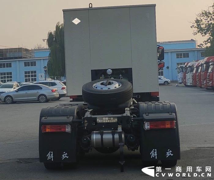 牵引汽车CA4251P2K15T1NE6A80（2.jpg