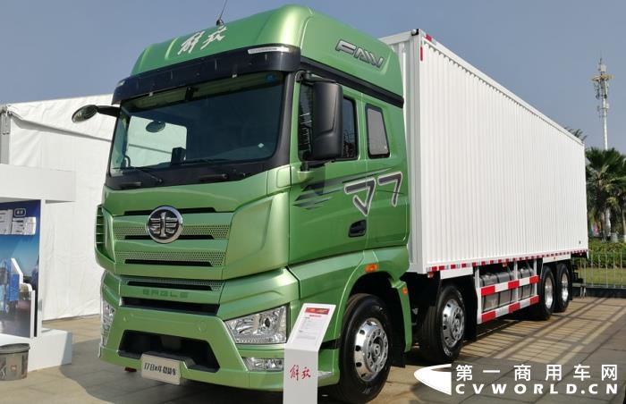 J7 8x4 国六厢式载货车.jpg