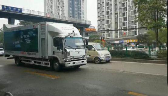 近日，庆铃集团联合重庆邮电大学开发的L3级5G自动驾驶物流车，荣获重庆市首块商用车自动驾驶公开测试牌照，取得了在自动驾驶公开测试道路进行测试的资格，意味着庆铃汽车自动驾驶技术迈入了一个新的高度，也标志着重庆市在商用车自动驾驶技术领域站到了行业前沿。