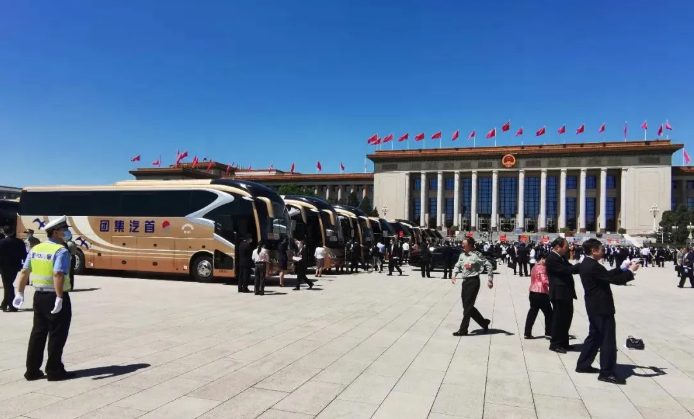 2021年全国两会如期而至。作为向全国两会通勤用车提供动力支持的客车动力第一品牌，玉柴第18次拿到服务全国两会“通行证”，如约而来，而且服务两会的发动机数量再创新高！

