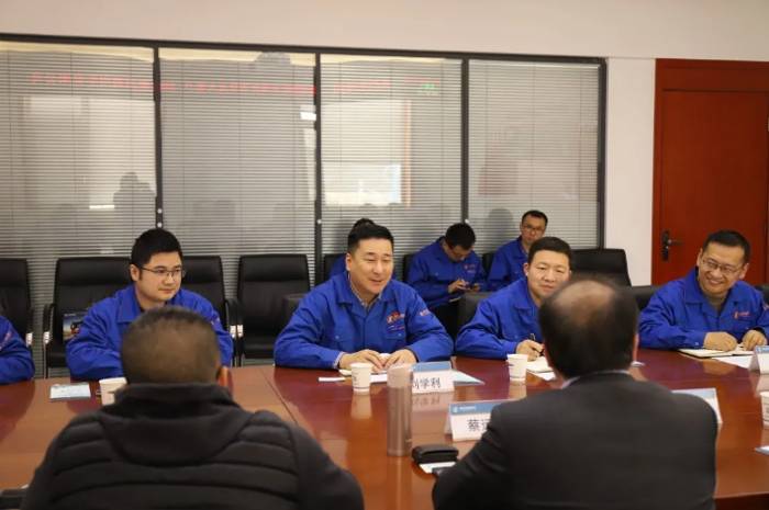 3月19日-20日，厦门现代物流业商会一行到访陕汽商用车，双方就公司情况、产品特性、合作方式等展开了详细的交流讨论。陕汽商用车总经理助理兼销售公司总经理刘学利、销售公司副总经理李震、市场部部长叶建勇、大客户部部长董晓坤、康明斯事业部副部长吴波、销售部副部长郭丁等参加座谈交流。